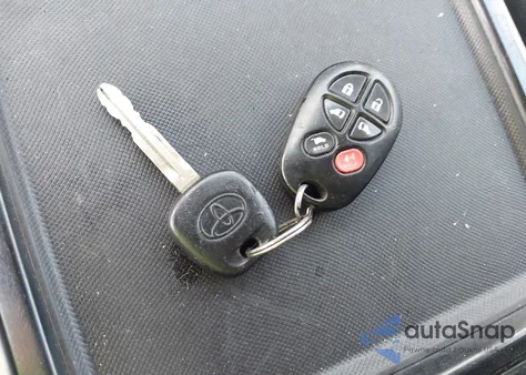 2013 Toyota Sienna Se 8 Passenger z USA, uszkodzony, nr VIN 5TDXK3DC1DS290542